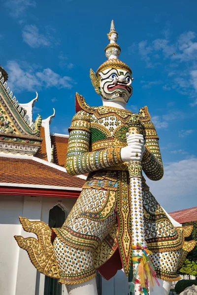 Eine Vertikale Nahaufnahme Der Riesigen Kriegerstatue Großen Palast Bangkok — Stockfoto