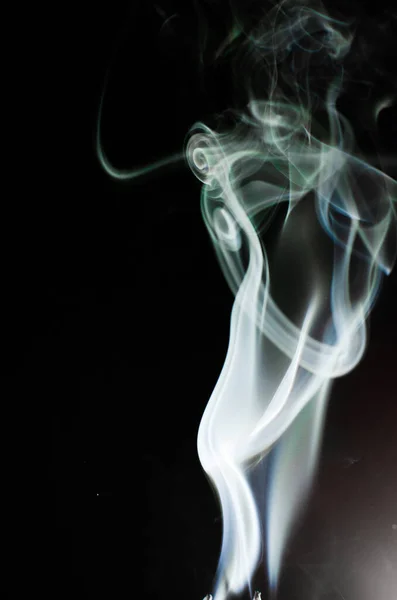 黑暗背景下的一缕垂直的烟雾 — 图库照片