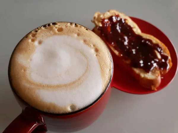 Cappuccino Maison Dans Une Tasse Rouge Tranche Pain Frais Sucré — Photo