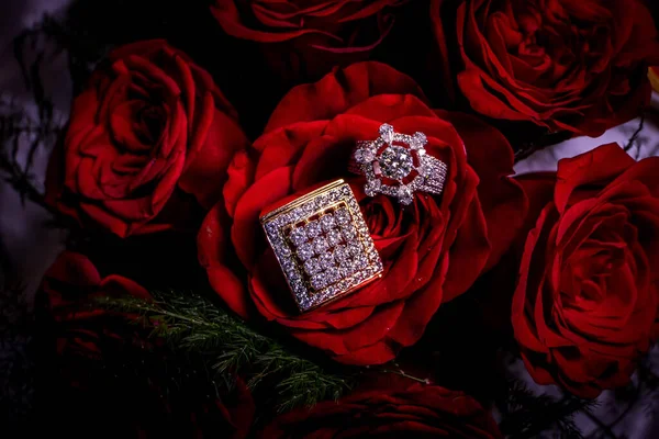 Close Luxuosos Anéis Casamento Diamante Belos Ros Vermelhos — Fotografia de Stock