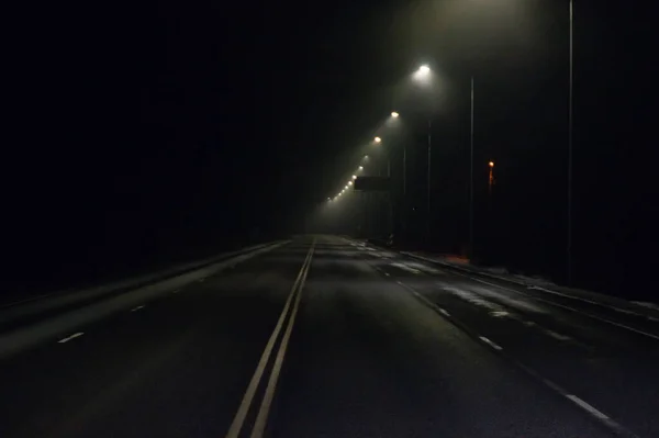 Ein Landschaftsbild Einer Leeren Autobahn Bei Nacht — Stockfoto