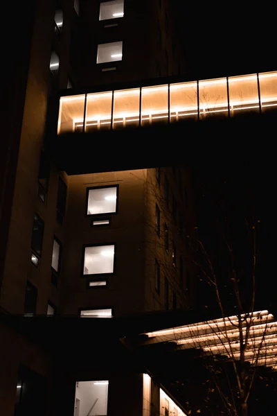 Ένα Κάθετο Πλάνο Ενός Κτιρίου Νύχτα — Φωτογραφία Αρχείου