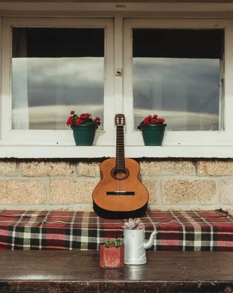 Brązowa Gitara Wewnątrz Domu Pobliżu Wiatru — Zdjęcie stockowe