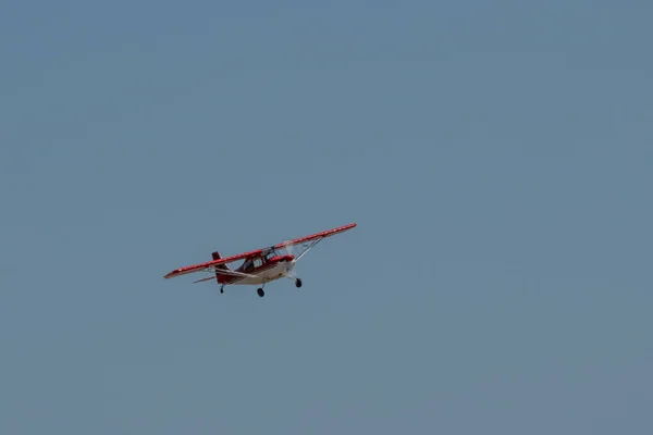 Ένα Ιπτάμενο Αεροσκάφος Ενάντια Έναν Γαλάζιο Ουρανό Κατά Διάρκεια Μιας — Φωτογραφία Αρχείου