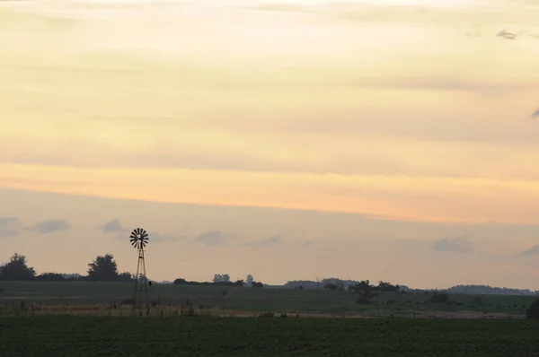 Sylwetka Starego Wiatraka Farmie Złotym Zachodzie Słońca Barker Kolonia Urugwaj — Zdjęcie stockowe