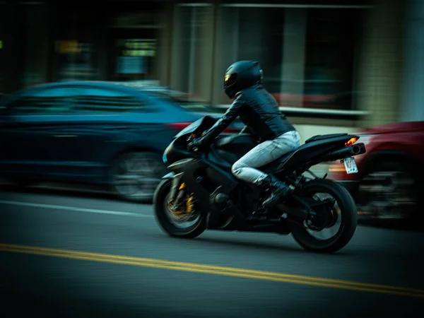 Motocyklista Jedoucí Centru Calgary Alberta — Stock fotografie