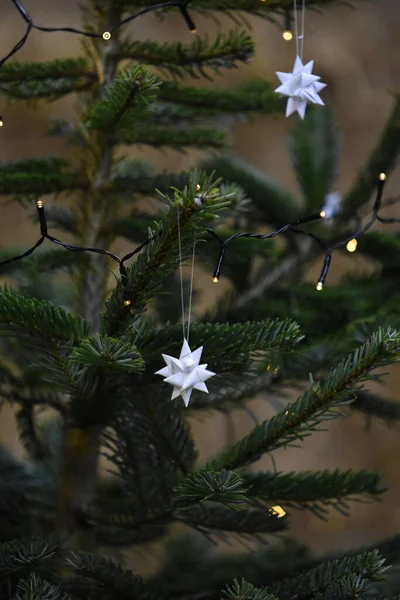 Nahaufnahme Eines Weihnachtsbaums Mit Lichtern Und Dekorationen — Stockfoto