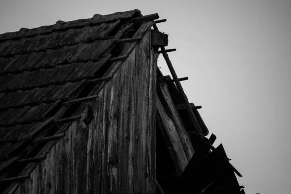 Eski Bir Ahırın Ahşap Çatısının Gri Tonlu Görüntüsü — Stok fotoğraf
