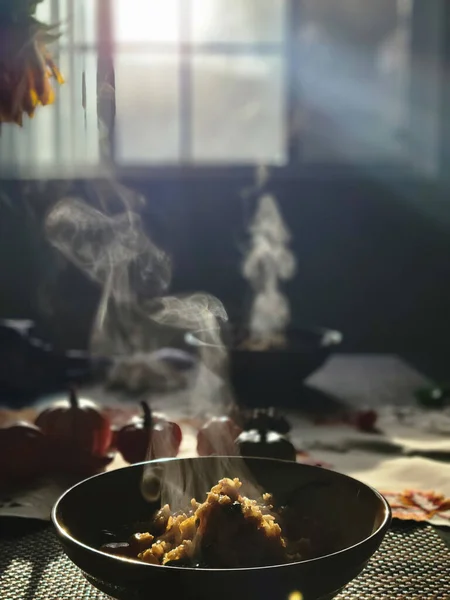 Крупним Планом Знімок Сковороди Повний Гарячої Їжі Столі — стокове фото