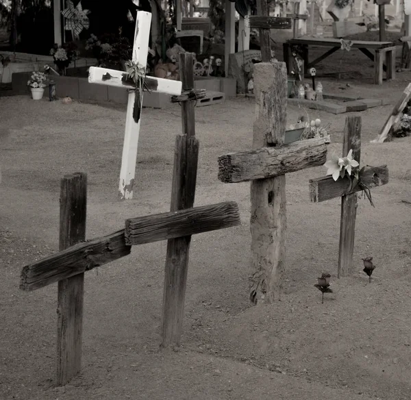 Καικατασκευασμένοι Ξύλινοι Σταυροί Διακοσμημένοι Μεταξωτά Λουλούδια Για Dia Los Muertos — Φωτογραφία Αρχείου