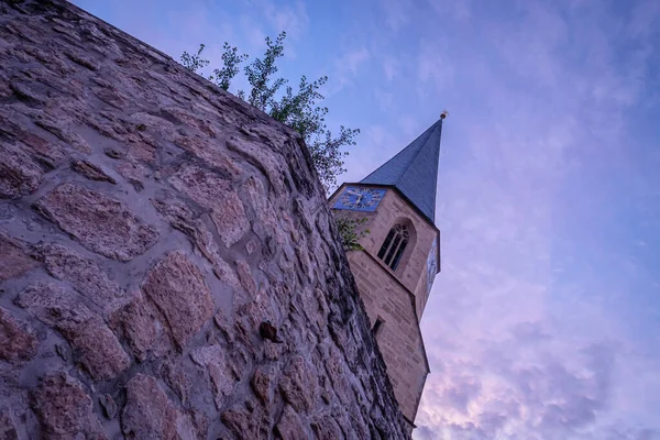 朝には壁に囲まれた教会と青い空の小石 — ストック写真