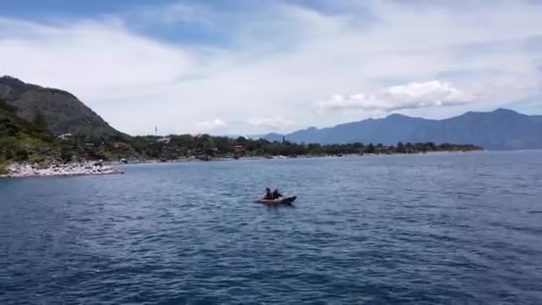 Aerial Footage People Kayaking Mountain Lake — Vídeos de Stock