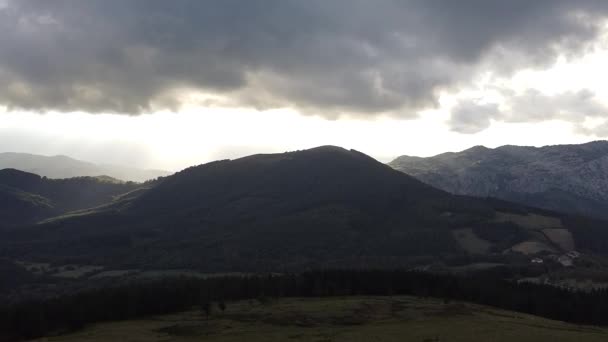 Красивий Краєвид Горами Хмарами — стокове відео