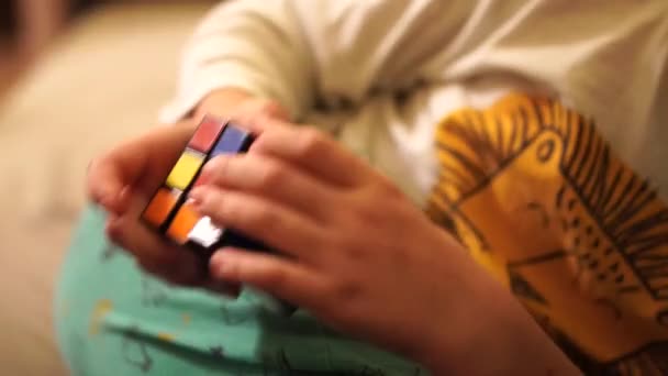 Primo Piano Filmato Bambino Giocare Cubo Rubik — Video Stock