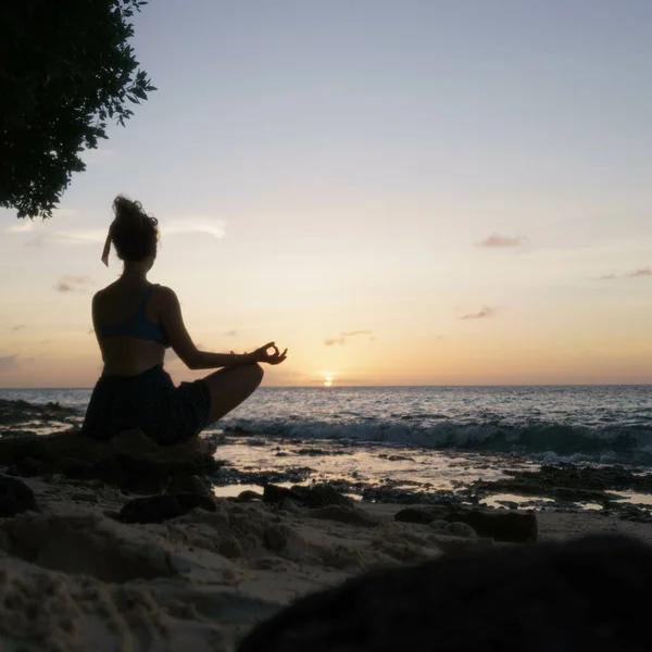 Вид Ззаду Жінки Медитує Пляжі Вечірнє Сонце — стокове фото