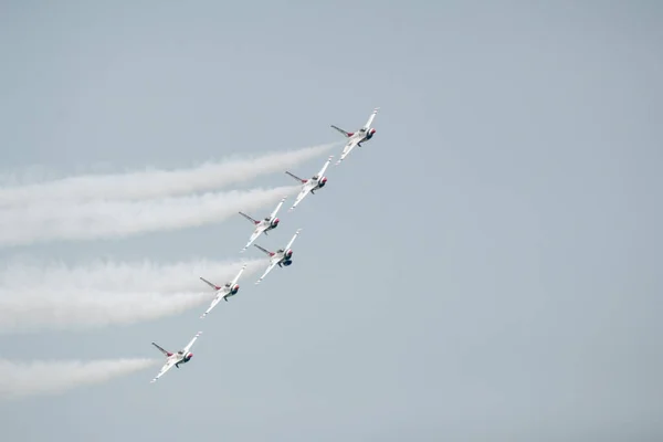 Group Flying Aircraft Gloomy Sky Airshow — Stock Photo, Image