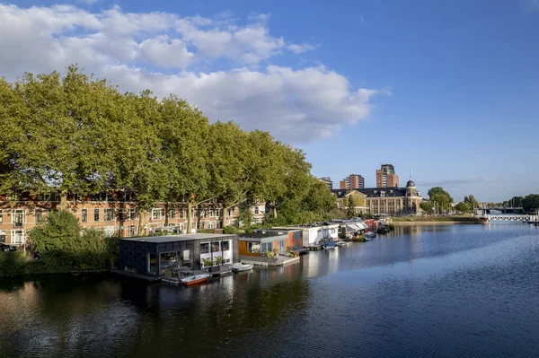 Barcos Flutuantes Casa Canal Cidade Utrecht Com Muntgebouw Fundo Contra — Fotografia de Stock