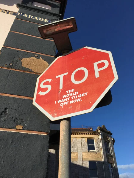 Low Angle Shot Red Stop Sign Attached Post Blue Sky — Foto Stock