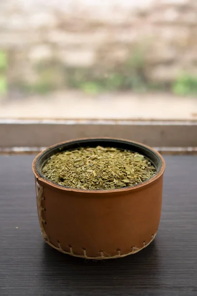 Μια Κάθετη Λήψη Βοτάνων Mugwort Ένα Μικρό Μπολ — Φωτογραφία Αρχείου