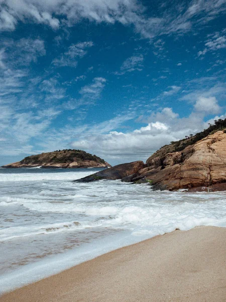 Una Isla Tropical Con Una Playa Arena Blanca Día Soleado — Foto de Stock