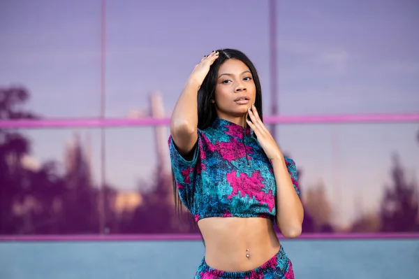 Cool Young African American Lady Long Black Hair Posing Outdoors — Stock Photo, Image