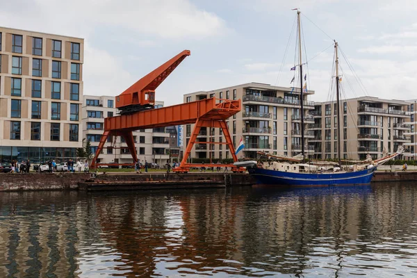 Bremerhaven Alemania 2021 Grúa Roja Grube Después Renovación Nuevo Puerto —  Fotos de Stock