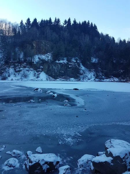 얼어붙은 호수의 아름다운 — 스톡 사진