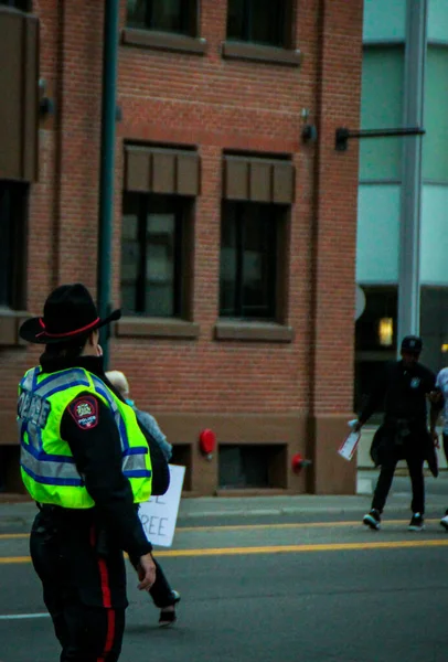 Калгария Канада Октября 2021 Года Вертикальный Снимок Полицейского Дорожном Контроле — стоковое фото