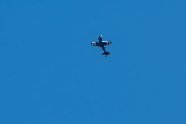 방송중에 하늘을 배경으로 비행하는 비행기 — 스톡 사진