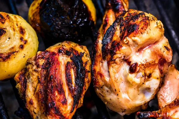 Primer Plano Filete Pollo Parrilla Rollos Carne Una Barbacoa Carbón —  Fotos de Stock