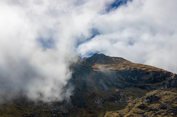Egy Táj Bolyhos Felhőkkel Hegytetőn — Stock Fotó
