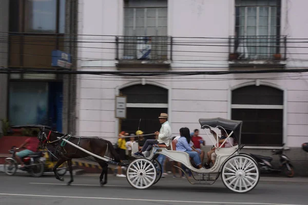 马尼拉 Philippines 2019年3月16日 一群游客骑着马在菲律宾马尼拉的Intramuros城中拉车 — 图库照片