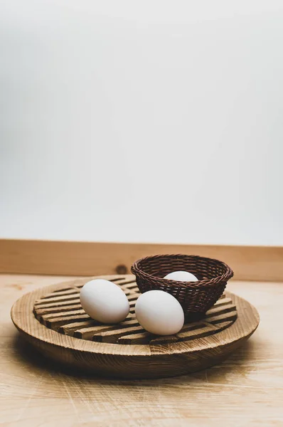 Huevos Blancos Orgánicos Recipiente Sobre Una Superficie Mesa Madera Natural — Foto de Stock