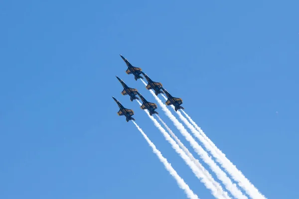Grupo Aviones Voladores Contra Cielo Azul Durante Espectáculo Aéreo — Foto de Stock