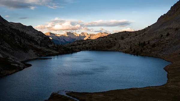 Μια Όμορφη Θέα Μιας Λίμνης Που Περιβάλλεται Από Βραχώδη Βουνά — Φωτογραφία Αρχείου