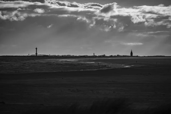 Vacker Utsikt Över Sandstrand Molnig Himmel Bakgrund — Stockfoto