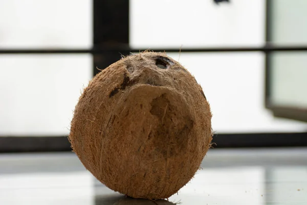 Eine Nahaufnahme Von Frischer Kokosnuss Auf Verschwommenem Hintergrund — Stockfoto
