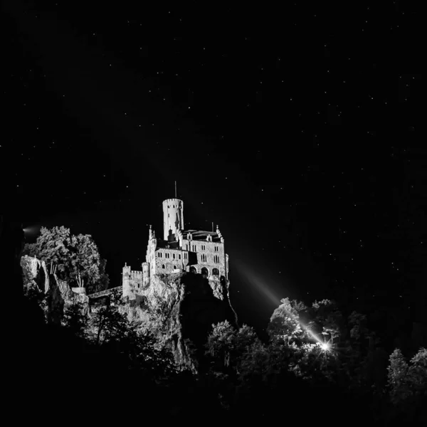 Nocne Ujęcie Zamku Liechtenstein Skali Szarości — Zdjęcie stockowe