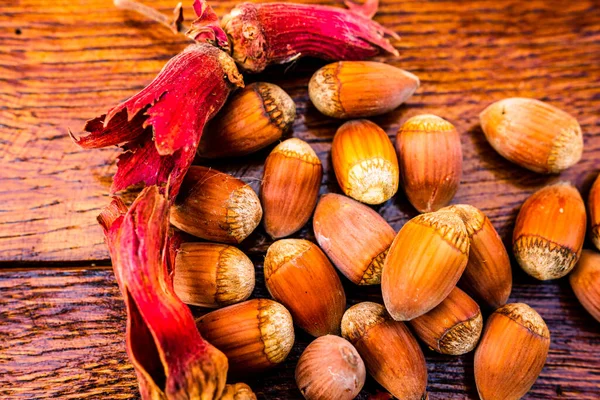 Noisettes Rouges Mûres Fraîches Sur Une Table Bois — Photo