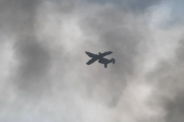 Ein Fliegendes Flugzeug Gegen Einen Wolkenverhangenen Himmel Während Einer Flugshow — Stockfoto
