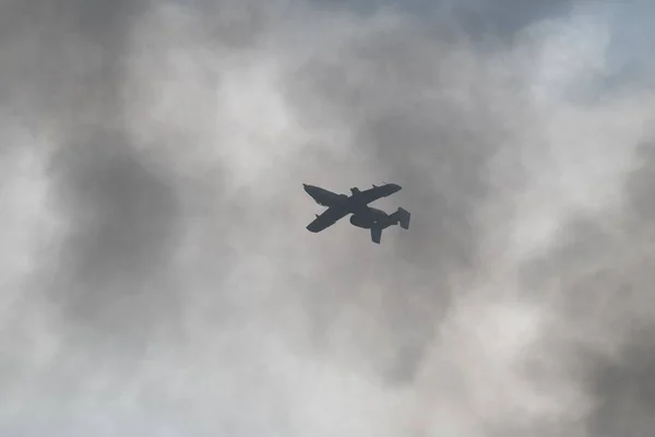 Hava Gösterisi Sırasında Bulutlu Bir Gökyüzüne Uçan Bir Uçak — Stok fotoğraf