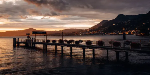 Der See Mit Der Holzbrücke Die Hineinführt Und Der Sonnenuntergangshimmel — Stockfoto