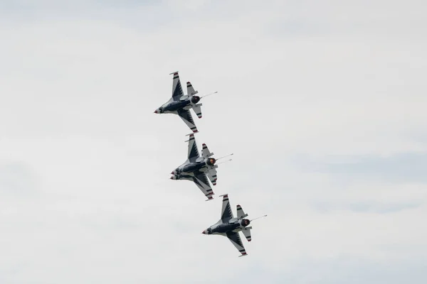 Grupo Aviones Voladores Contra Cielo Nublado Durante National Air Show —  Fotos de Stock