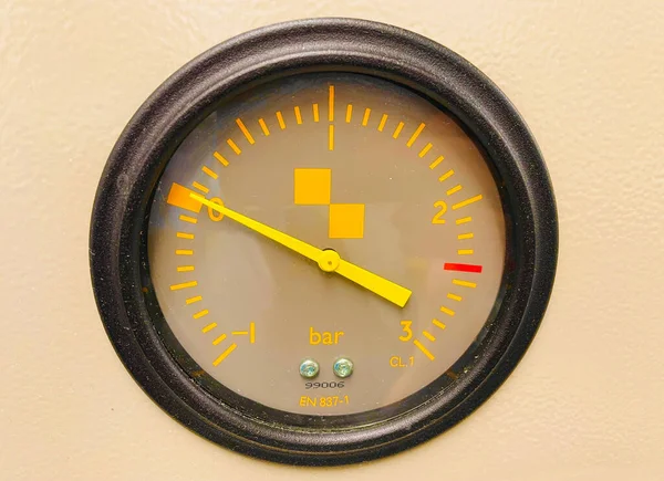 Close Shot Scientific Pressure Gauge Instrument Yellow Indicator Laboratory — Foto Stock