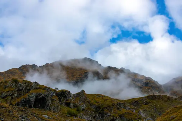 Uma Paisagem Com Cumes Das Montanhas Fagaras Entre Nuvens — Fotografia de Stock