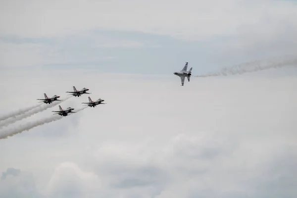 Grupo Aviones Voladores Contra Cielo Nublado Durante Espectáculo Aéreo — Foto de Stock