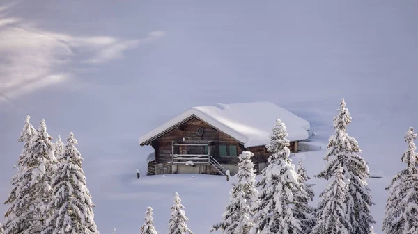 Rural House Slope Mountain Covered Snow — Stockfoto