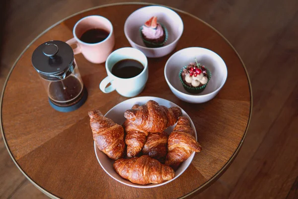 Closeup Shot Cups Coffee Cupcakes Croissant Bread White Bowls Served — 스톡 사진