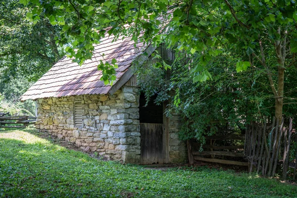 森の古い農場にある古い石の倉庫 — ストック写真