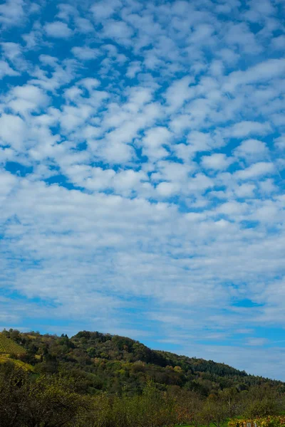 Een Prachtig Uitzicht Groene Heuvels Glimmend Onder Fleecy Bewolkte Lucht — Stockfoto